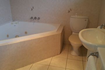 Deep soaking bathtub