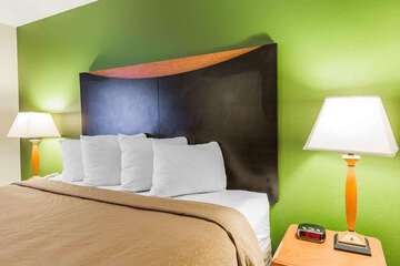 Guest room with one bed