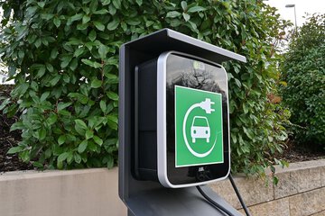 Electric vehicle charging station