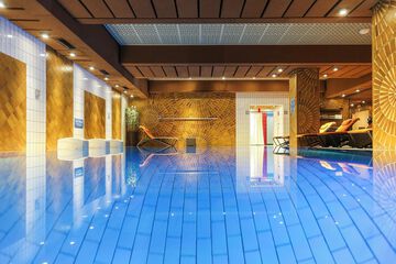 Indoor/outdoor pool