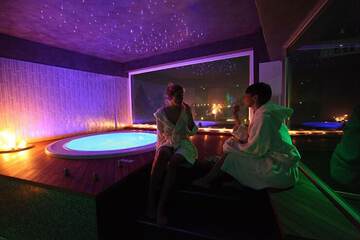Indoor spa tub