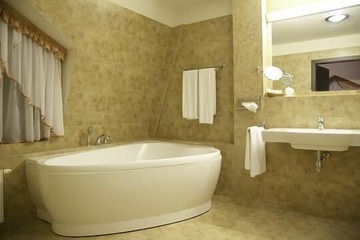 Deep soaking bathtub