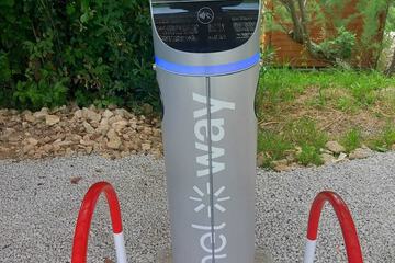 Electric vehicle charging station