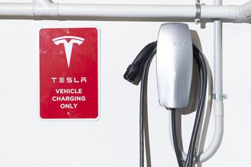 Electric vehicle charging station