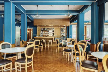 Lobby lounge