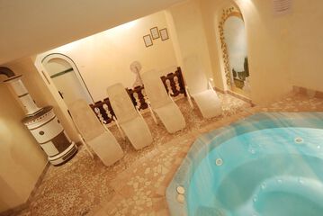 Indoor spa tub