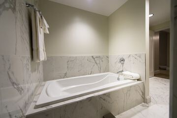 Deep soaking bathtub