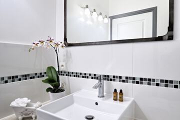 Bathroom sink
