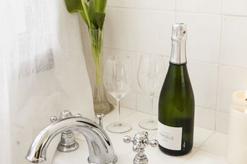 Deep soaking bathtub