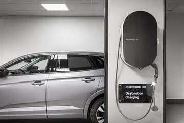 Electric vehicle charging station