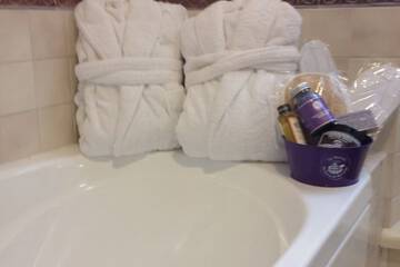 Indoor spa tub