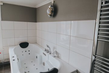 Jetted tub