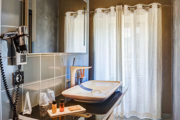 Bathroom sink