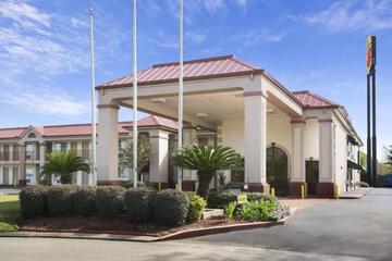 Super 8 by Wyndham Baton Rouge / I-12