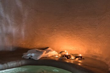 Indoor spa tub