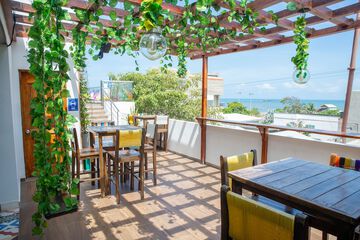 Swim-up bar