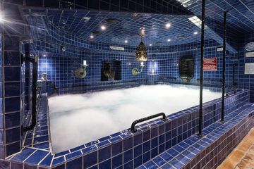 Indoor spa tub