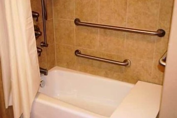 Deep soaking bathtub