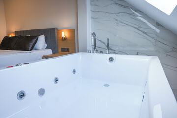 Jetted tub