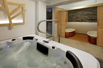 Indoor spa tub