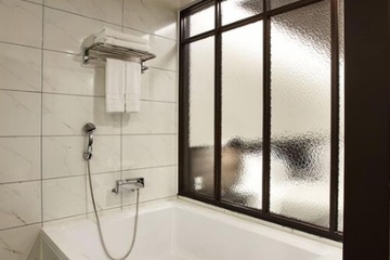 Deep soaking bathtub