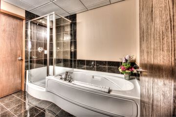 Deep soaking bathtub