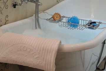 Deep soaking bathtub