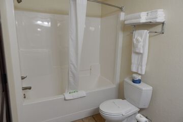 Deep soaking bathtub