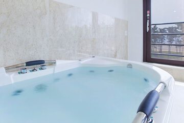 Private spa tub