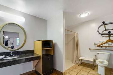 Motel La Vale Cumberland Bathroom ADA