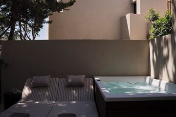 Private spa tub