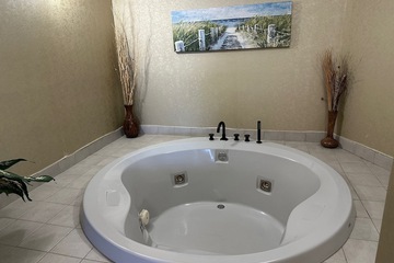 Deep soaking bathtub