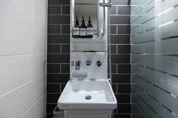 Bathroom sink