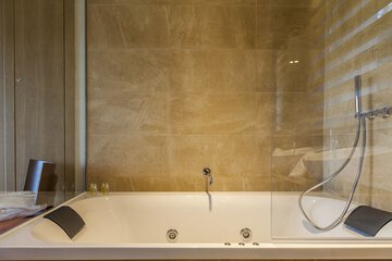 Jetted tub