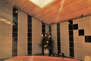 Deep soaking bathtub