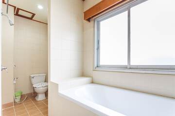 Deep Soaking Bathtub