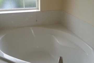 Deep soaking bathtub