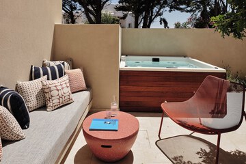 Private spa tub