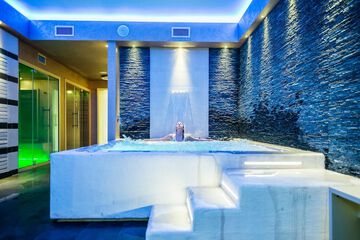 Indoor spa tub