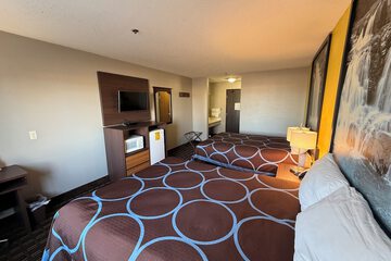 Super 8 by Wyndham Reedsburg