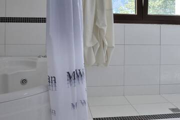 Jetted tub