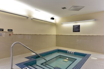 Indoor spa tub