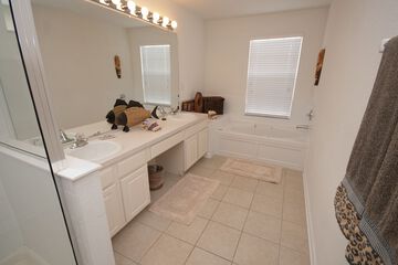 Deep soaking bathtub