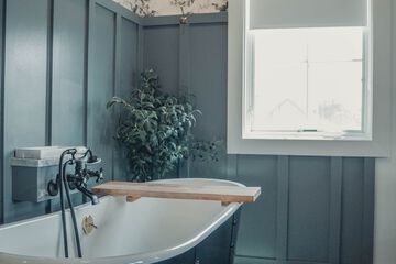 Deep soaking bathtub