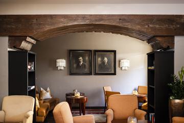 Lobby lounge