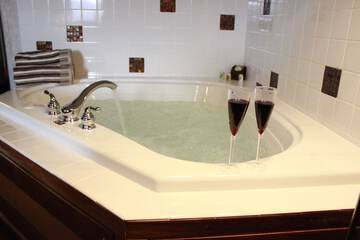 Deep soaking bathtub