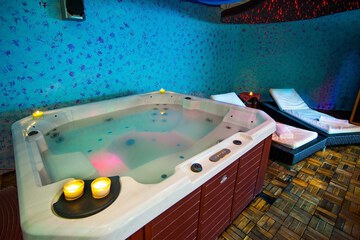 Indoor spa tub