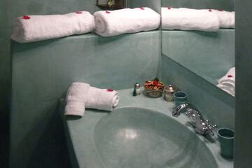Bathroom sink