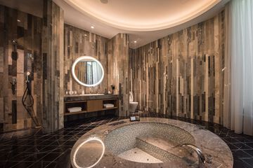 Deep soaking bathtub