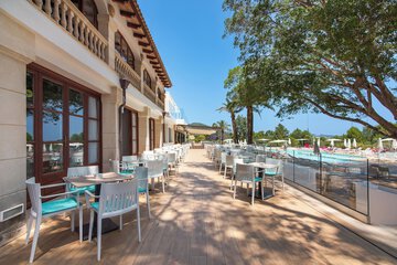 Swim-up bar